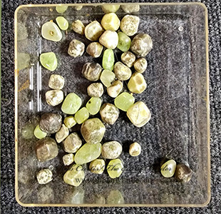 Green Garnet  TUMBLED 2001905